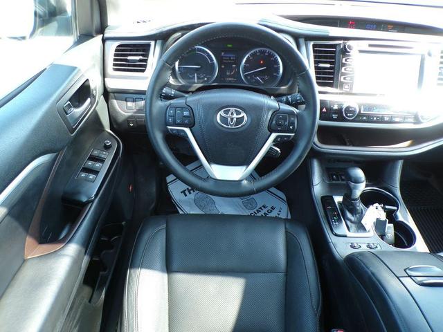 Photo of 2017 Celestial Silver Toyota Highlander Hybrid