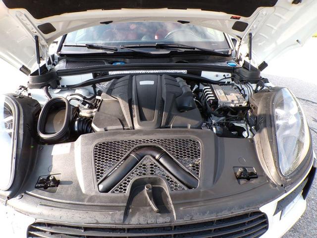 Photo of 2020 White Porsche Macan