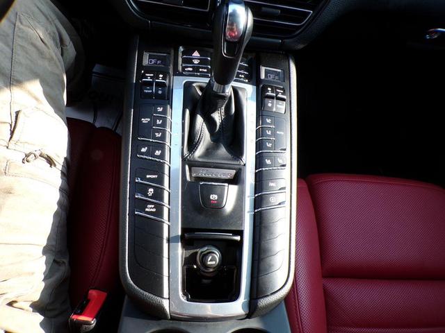 Photo of 2020 White Porsche Macan
