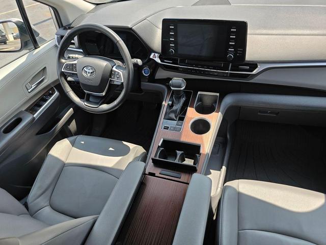Photo of 2021 Celestial Silver Metallic Toyota Sienna
