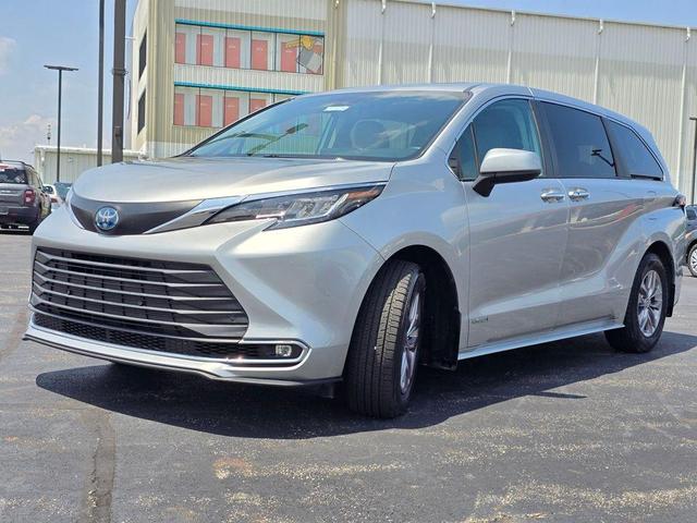 Photo of 2021 Celestial Silver Metallic Toyota Sienna