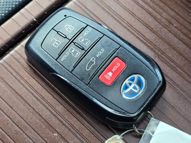 Photo of 2021 Celestial Silver Metallic Toyota Sienna