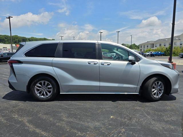 Photo of 2021 Celestial Silver Metallic Toyota Sienna