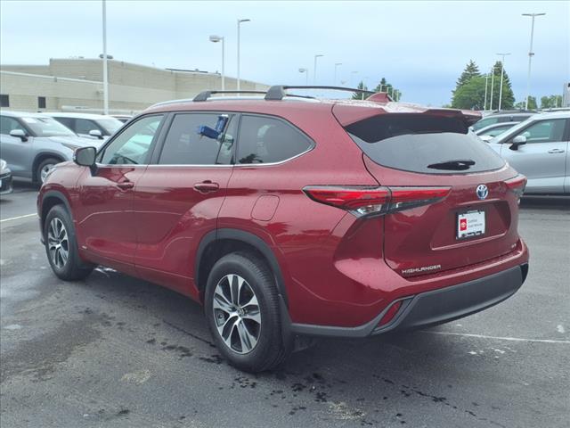 Photo of 2022 Ruby Flare Pearl Toyota Highlander Hybrid