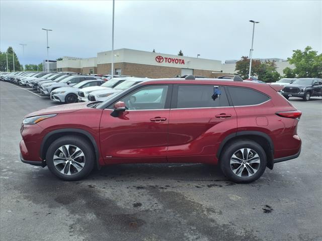 Photo of 2022 Ruby Flare Pearl Toyota Highlander Hybrid