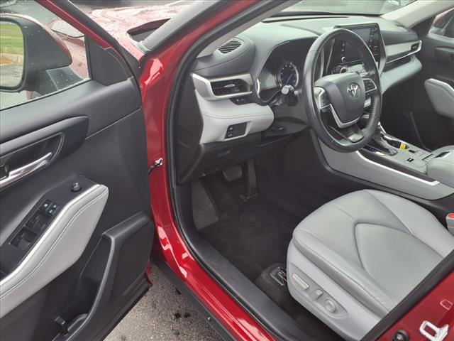 Photo of 2022 Ruby Flare Pearl Toyota Highlander Hybrid