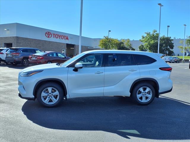 Photo of 2022 Wind Chill Pearl Toyota Highlander