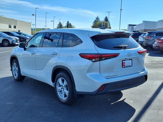 Photo of 2022 Wind Chill Pearl Toyota Highlander