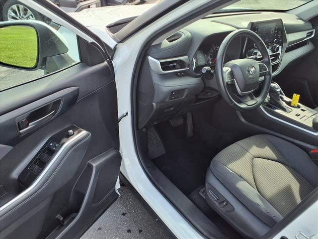 Photo of 2022 Wind Chill Pearl Toyota Highlander
