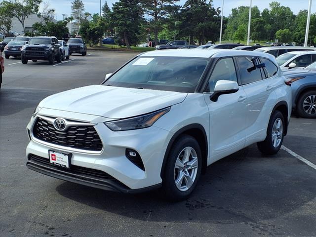 Photo of 2022 Wind Chill Pearl Toyota Highlander