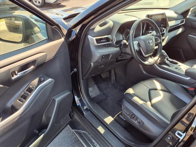 Photo of 2022 Midnight Black Metallic Toyota Highlander