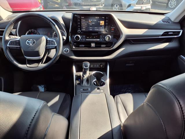 Photo of 2022 Midnight Black Metallic Toyota Highlander