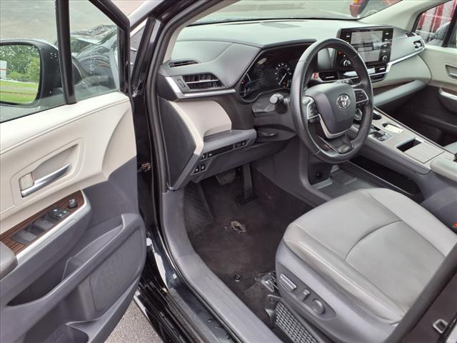 Photo of 2021 Midnight Black Metallic Toyota Sienna