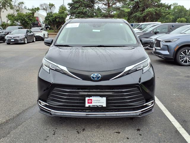 Photo of 2021 Midnight Black Metallic Toyota Sienna