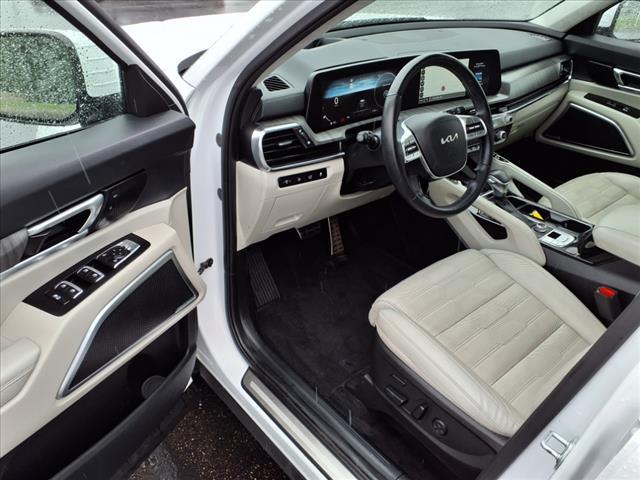 Photo of 2023 Glacial White Pearl Kia Telluride