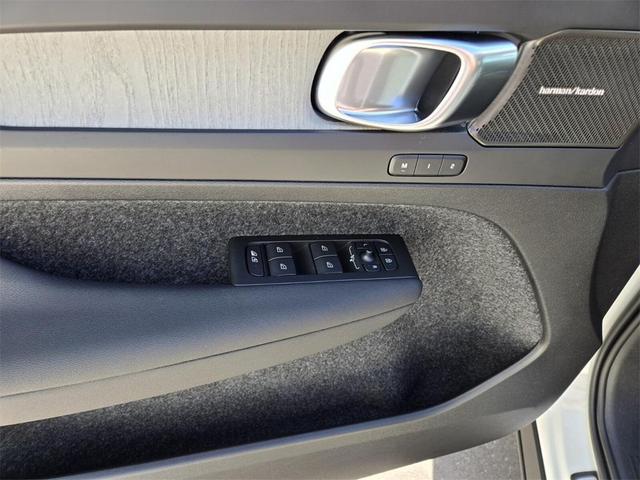 Photo of 2025 Crystal White Volvo XC40