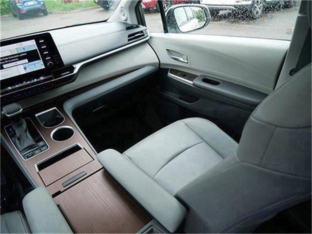 Photo of 2022 Wind Chill Pearl Toyota Sienna