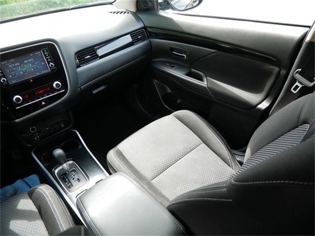 Photo of 2020 Labrador Black Metallic Mitsubishi Outlander