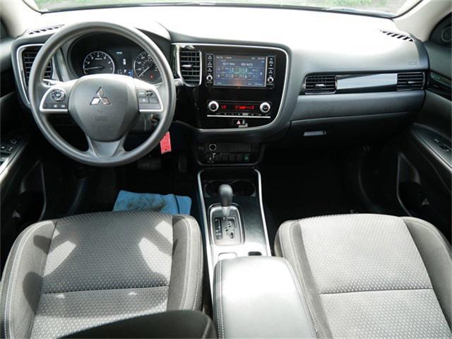 Photo of 2020 Labrador Black Metallic Mitsubishi Outlander