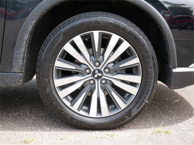 Photo of 2020 Labrador Black Metallic Mitsubishi Outlander