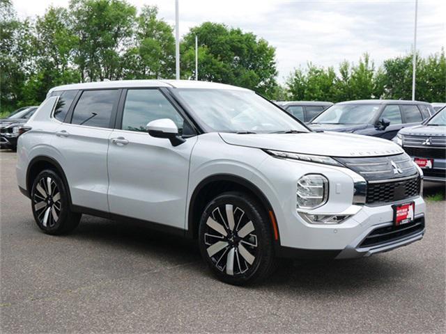 Photo of 2025 White Diamond Mitsubishi Outlander