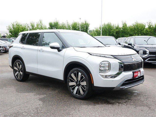 Photo of 2025 White Diamond Mitsubishi Outlander