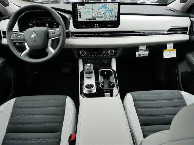 Photo of 2025 White Diamond Mitsubishi Outlander