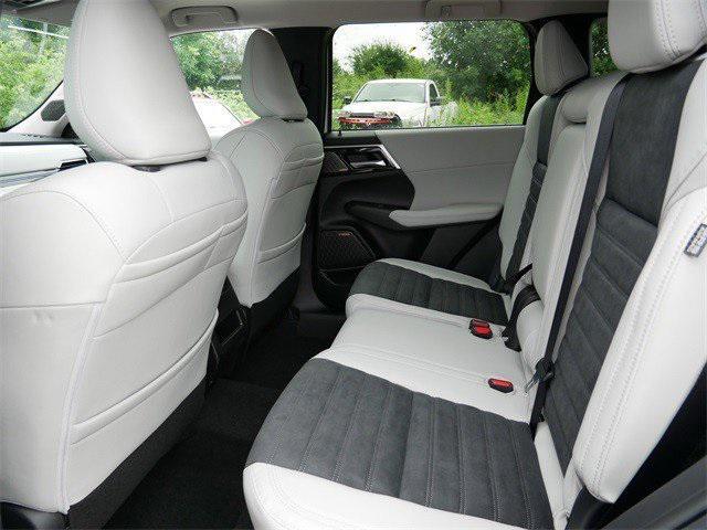 Photo of 2025 White Diamond Mitsubishi Outlander