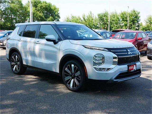 Photo of 2025 White Diamond Mitsubishi Outlander