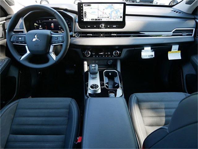 Photo of 2025 White Diamond Mitsubishi Outlander