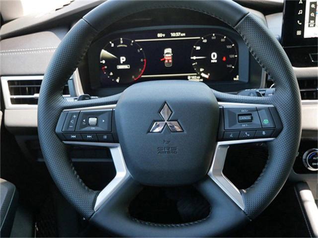 Photo of 2025 White Diamond Mitsubishi Outlander