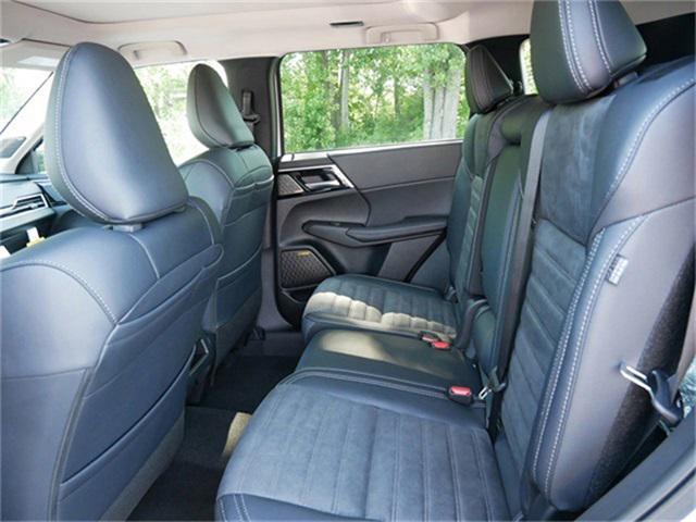 Photo of 2025 White Diamond Mitsubishi Outlander