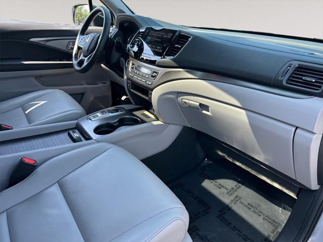 Photo of 2022 Lunar Silver Metallic Honda Pilot