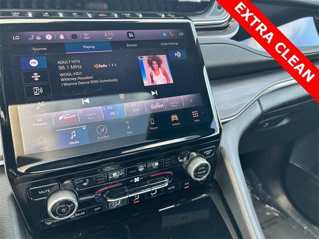 Photo of 2022 Diamond Black Crystal Pearlcoat Jeep Grand Cherokee L
