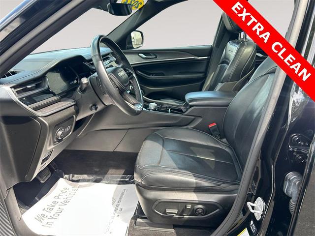 Photo of 2022 Diamond Black Crystal Pearlcoat Jeep Grand Cherokee L