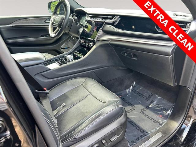 Photo of 2022 Diamond Black Crystal Pearlcoat Jeep Grand Cherokee L