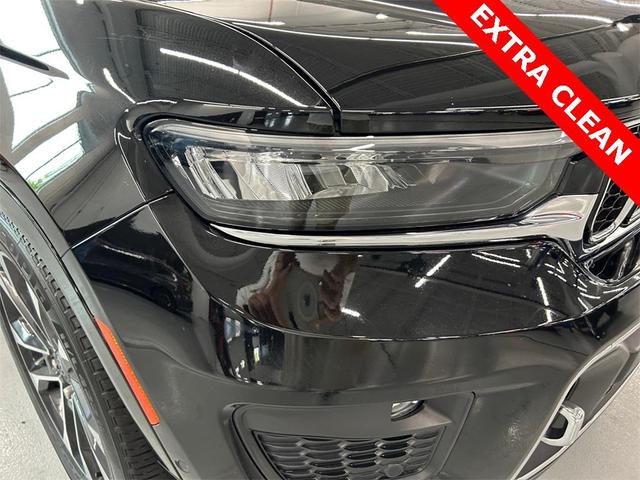 Photo of 2022 Diamond Black Crystal Pearlcoat Jeep Grand Cherokee L