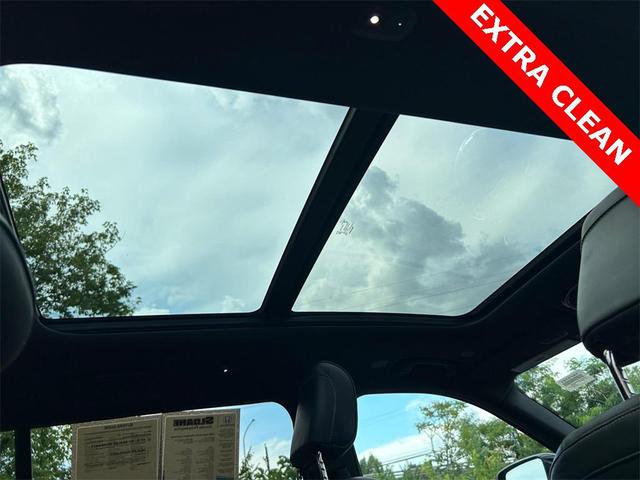 Photo of 2022 Diamond Black Crystal Pearlcoat Jeep Grand Cherokee L