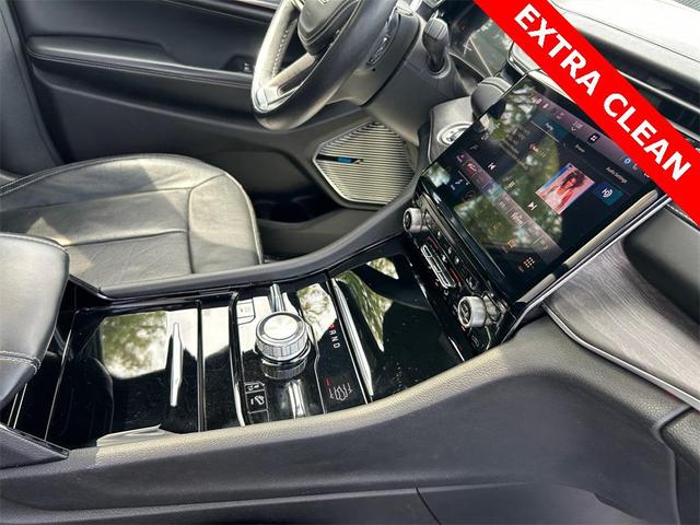 Photo of 2022 Diamond Black Crystal Pearlcoat Jeep Grand Cherokee L