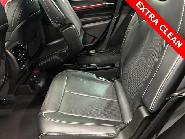 Photo of 2022 Diamond Black Crystal Pearlcoat Jeep Grand Cherokee L