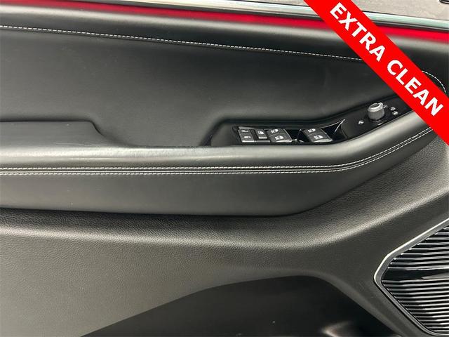 Photo of 2022 Diamond Black Crystal Pearlcoat Jeep Grand Cherokee L