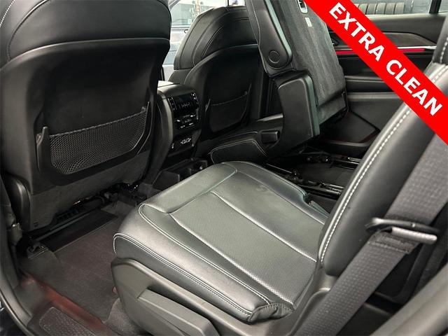 Photo of 2022 Diamond Black Crystal Pearlcoat Jeep Grand Cherokee L