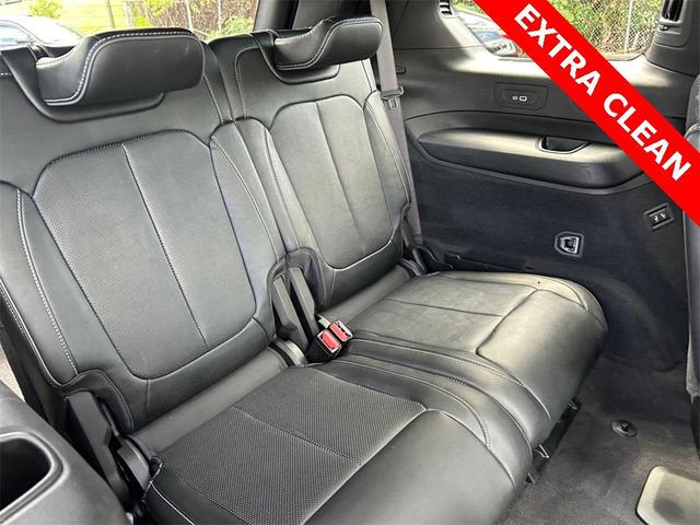Photo of 2022 Diamond Black Crystal Pearlcoat Jeep Grand Cherokee L