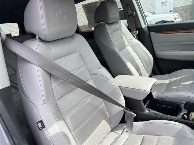 Photo of 2017 White Diamond Pearl Honda CR-V