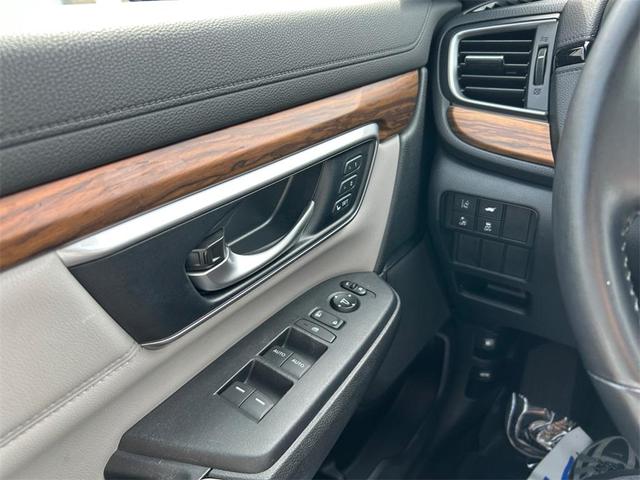 Photo of 2017 White Diamond Pearl Honda CR-V