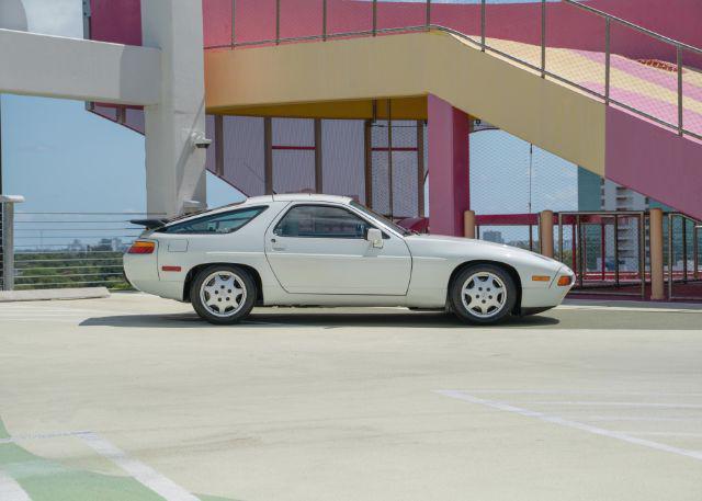 Photo of 1991 White Porsche 928