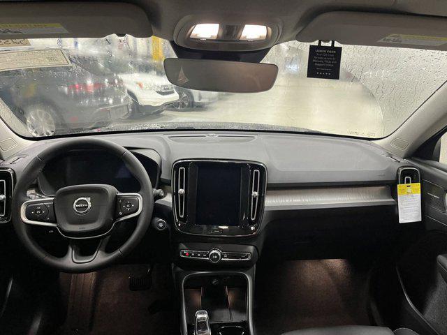 Photo of 2025 Onyx Black Metallic Volvo XC40