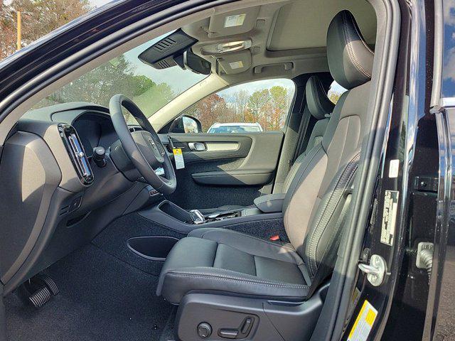 Photo of 2025 Onyx Black Metallic Volvo XC40