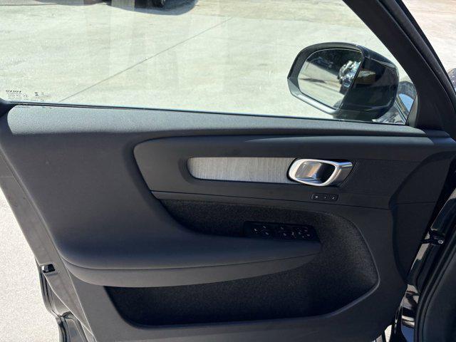 Photo of 2025 Onyx Black Metallic Volvo XC40