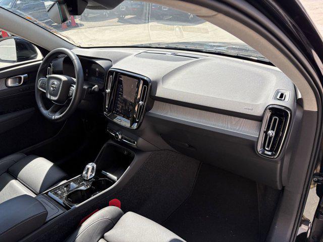 Photo of 2025 Onyx Black Metallic Volvo XC40